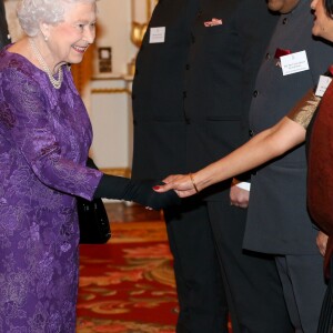 Elizabeth II salue Yashvardhan Kumar Sinha et son épouse lors de la réception donnée le 27 février 2017 à Buckingham Palace en l'honneur du lancement de l'année culturelle UK - India et des 70 ans de l'indépendance de l'Inde.