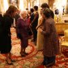 La reine Elizabeth II et la princesse Eugenie d'York avec Aloka Mitra, fondatrice de Women's Interlink Foundation (WIF), lors de la réception donnée le 27 février 2017 à Buckingham Palace en l'honneur du lancement de l'année culturelle UK - India et des 70 ans de l'indépendance de l'Inde.