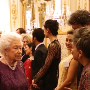 La reine Elizabeth II et la princesse Eugenie d'York avec Aloka Mitra, fondatrice de Women's Interlink Foundation (WIF), lors de la réception donnée le 27 février 2017 à Buckingham Palace en l'honneur du lancement de l'année culturelle UK - India et des 70 ans de l'indépendance de l'Inde.