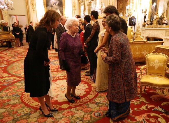 La reine Elizabeth II et la princesse Eugenie d'York avec Aloka Mitra, fondatrice de Women's Interlink Foundation (WIF), lors de la réception donnée le 27 février 2017 à Buckingham Palace en l'honneur du lancement de l'année culturelle UK - India et des 70 ans de l'indépendance de l'Inde.