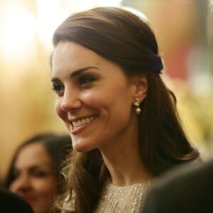 Kate Middleton, duchesse de Cambridge (boucles d'oreilles Anita Dongre) lors de la réception donnée le 27 février 2017 à Buckingham Palace en l'honneur du lancement de l'année culturelle UK - India et des 70 ans de l'indépendance de l'Inde.