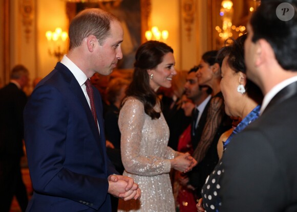 Le prince William et la duchesse Catherine de Cambridge saluent les invités lors de la réception donnée le 27 février 2017 à Buckingham Palace en l'honneur du lancement de l'année culturelle UK - India et des 70 ans de l'indépendance de l'Inde.