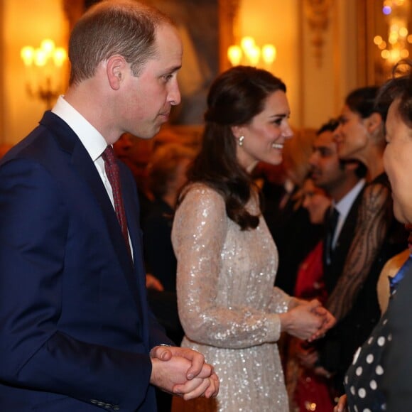 Le prince William et la duchesse Catherine de Cambridge saluent les invités lors de la réception donnée le 27 février 2017 à Buckingham Palace en l'honneur du lancement de l'année culturelle UK - India et des 70 ans de l'indépendance de l'Inde.