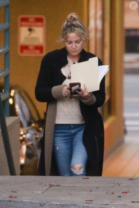 Exclusif - Kate Hudson et son ex-mari Chris Robinson sortent séparément du même immeuble à Los Angeles, Californie, Etats-Unis, le 27 février 2017.