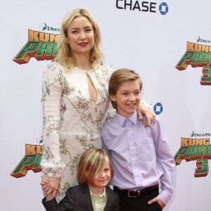 Kate Hudson avec ses enfants Ryder Robinson et Bingham Robinson lors la première de Kung Fu Panda 3 au théâtre "TCL Chinese" de Hollywood le 16 janvier 2016.