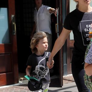 Kate Hudson avec ses fils Ryder et Bingham, quittent le Greenwich Hotel à New York, le 12 juin 2016.