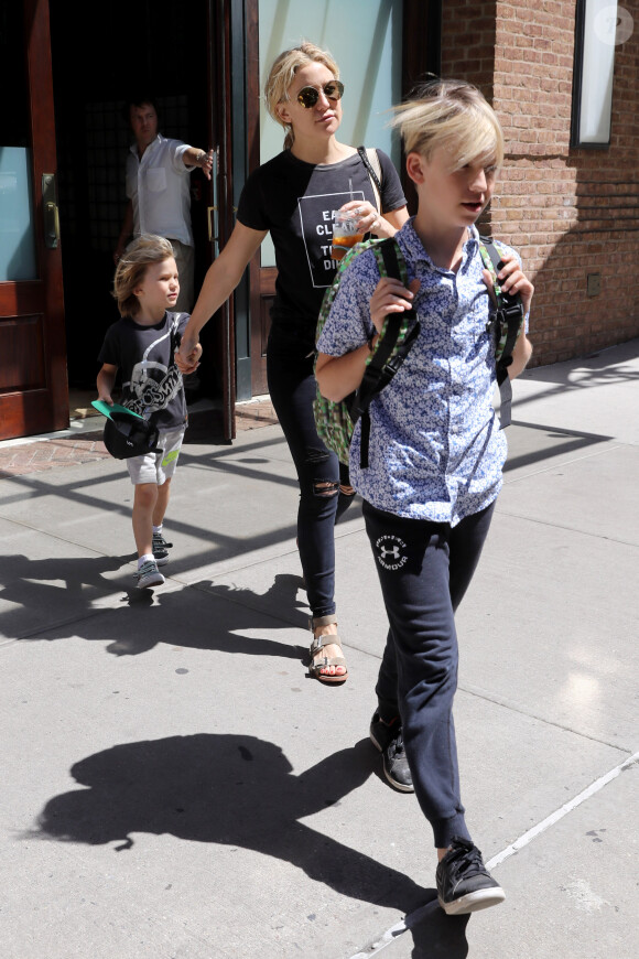Kate Hudson avec ses fils Ryder et Bingham, quittent le Greenwich Hotel à New York, le 12 juin 2016.