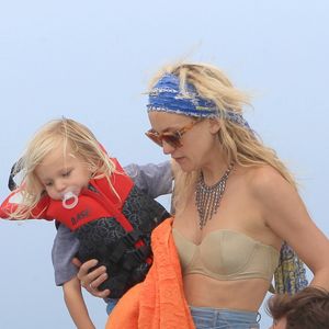 Exclusif - Kate Hudson, son compagnon Matt Bellamy, ses fils Ryder Robinson et Bingham Hawn Bellamy, passent leurs vacances en famille à Ibiza. Le 20 juin 2014