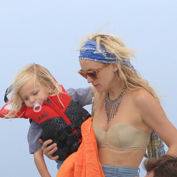 Exclusif - Kate Hudson, son compagnon Matt Bellamy, ses fils Ryder Robinson et Bingham Hawn Bellamy, passent leurs vacances en famille à Ibiza. Le 20 juin 2014