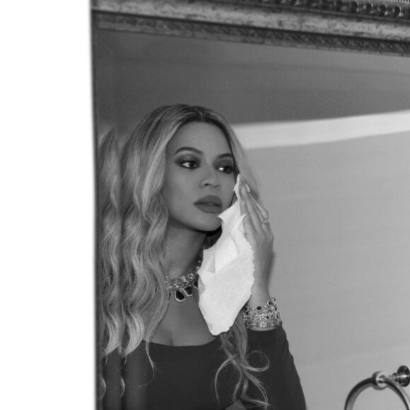 Beyoncé, enceinte de jumeaux, pose avant de se rendre à la soirée pre Oscars Harvey Weinstein organisée à Los Angeles le 25 février 2017.