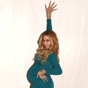 Beyoncé, enceinte de jumeaux, pose avant de se rendre à la soirée pre Oscars Harvey Weinstein organisée à Los Angeles le 25 février 2017.