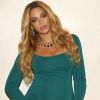 Beyoncé, enceinte de jumeaux, pose avant de se rendre à la soirée pre Oscars Harvey Weinstein organisée à Los Angeles le 25 février 2017.