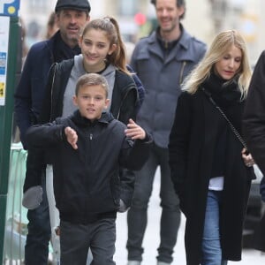 L'acteur Patrick Dempsey, sa femme Jillian Fink, ses enfants Tallula, Darby et Sullivan se promènent dans les rues de Paris après voir visité les catacombes le 22 février 2017.