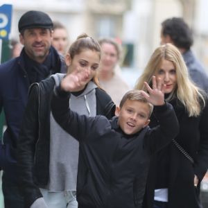 L'acteur Patrick Dempsey, sa femme Jillian Fink, ses enfants Tallula, Darby et Sullivan se promènent dans les rues de Paris après voir visité les catacombes le 22 février 2017.