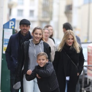 L'acteur Patrick Dempsey, sa femme Jillian Fink, ses enfants Tallula, Darby et Sullivan se promènent dans les rues de Paris après voir visité les catacombes le 22 février 2017.