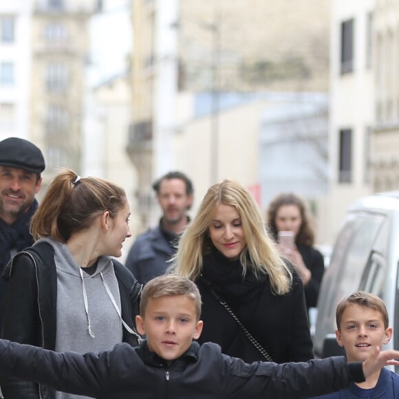 L'acteur Patrick Dempsey, sa femme Jillian Fink, ses enfants Tallula, Darby et Sullivan se promènent dans les rues de Paris après voir visité les catacombes le 22 février 2017.