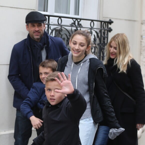 L'acteur Patrick Dempsey, sa femme Jillian Fink, ses enfants Tallula, Darby et Sullivan se promènent dans les rues de Paris après voir visité les catacombes le 22 février 2017.