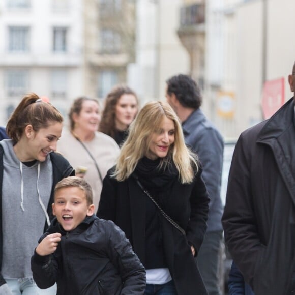 L'acteur Patrick Dempsey, sa femme Jillian Fink, ses enfants Tallula, Darby et Sullivan se promènent dans les rues de Paris après voir visité les catacombes le 22 février 2017.