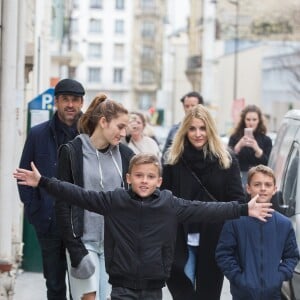 L'acteur Patrick Dempsey, sa femme Jillian Fink, ses enfants Tallula, Darby et Sullivan se promènent dans les rues de Paris après voir visité les catacombes le 22 février 2017.