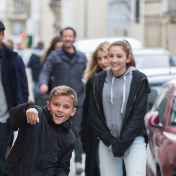 L'acteur Patrick Dempsey, sa femme Jillian Fink, ses enfants Tallula, Darby et Sullivan se promènent dans les rues de Paris après voir visité les catacombes le 22 février 2017.