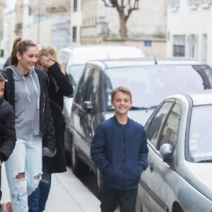 L'acteur Patrick Dempsey, sa femme Jillian Fink, ses enfants Tallula, Darby et Sullivan se promènent dans les rues de Paris après voir visité les catacombes le 22 février 2017.