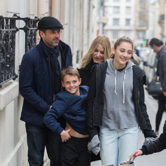 L'acteur Patrick Dempsey, sa femme Jillian Fink, ses enfants Tallula, Darby et Sullivan se promènent dans les rues de Paris après voir visité les catacombes le 22 février 2017.