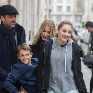 L'acteur Patrick Dempsey, sa femme Jillian Fink, ses enfants Tallula, Darby et Sullivan se promènent dans les rues de Paris après voir visité les catacombes le 22 février 2017.