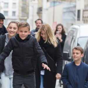 L'acteur Patrick Dempsey, sa femme Jillian Fink, ses enfants Tallula, Darby et Sullivan se promènent dans les rues de Paris après voir visité les catacombes le 22 février 2017.