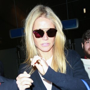 Gwyneth Paltrow et son compagnon Brad Falchuk arrivent à l'aéroport LAX de Los Angeles, en provenance de Paris, où ils ont assisté à plusieurs défilés de mode lors de la fashion week parisienne. Le 27 janvier 2016.