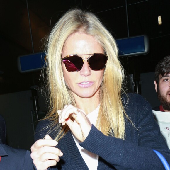 Gwyneth Paltrow et son compagnon Brad Falchuk arrivent à l'aéroport LAX de Los Angeles, en provenance de Paris, où ils ont assisté à plusieurs défilés de mode lors de la fashion week parisienne. Le 27 janvier 2016.