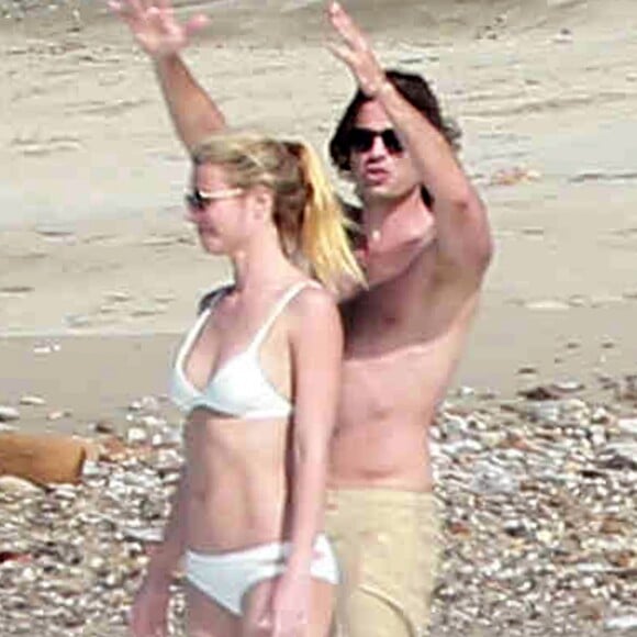 Exclusif - Gwyneth Paltrow et son compagnon Brad Falchuk profitent de leurs vacances sur une plage au Mexique, le 14 janvier 2016.