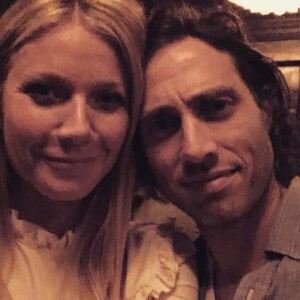 Gwyneth Paltrow pose pour la toute première fois avec son petit ami Brad Falchuk, selfie posté sur Instagram le 1er mars 2017.