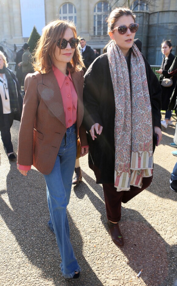 Isabelle Huppert et Marie-Agnès Gillot - Défilé Chloé, prêt-à-porter automne-hiver 2017/2018 au Grand Palais à Paris. Le 2 mars 2017.