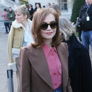 Isabelle Huppert - Défilé Chloé, prêt-à-porter automne-hiver 2017/2018 au Grand Palais à Paris. Le 2 mars 2017.