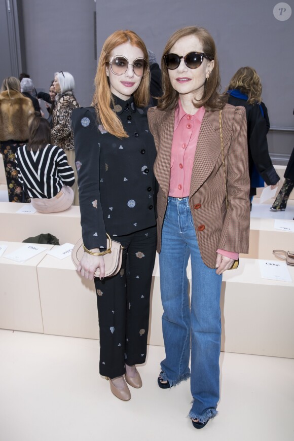 Emma Roberts et Isabelle Huppert - Défilé Chloé, prêt-à-porter automne-hiver 2017/2018 au Grand Palais à Paris. Le 2 mars 2017.