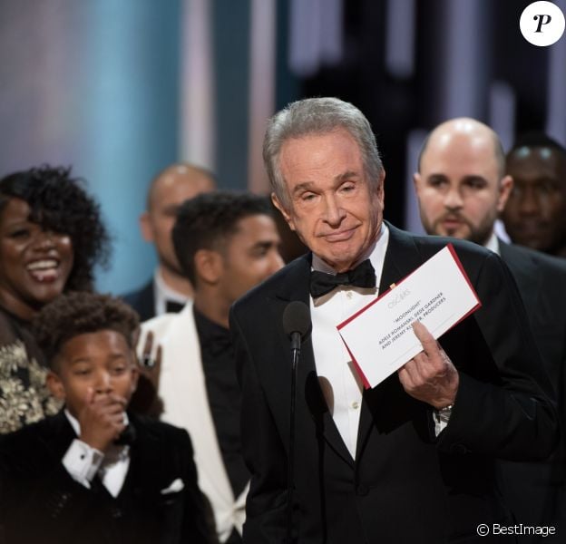 Warren Beatty s'excuse après avoir annoncé par erreur "La La Land" comme ayant gagné l'Oscar du meilleur film, alors que c'était "Moonlight" le bon vainqueur - le 26 février 2017