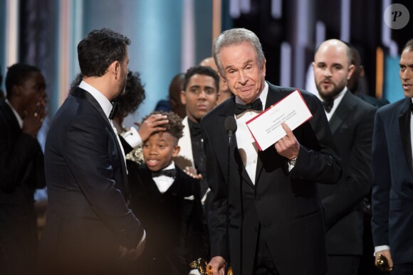 Warren Beatty s'excuse après avoir annoncé par erreur "La La Land" comme ayant gagné l'Oscar du meilleur film, alors que c'était "Moonlight" le bon vainqueur - le 26 février 2017