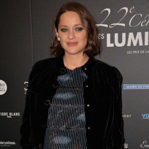 Marion Cotillard, enceinte, à la 22ème cérémonie des Lumières de la presse internationale au Théâtre de la Madeleine à Paris le 30 janvier 2017.