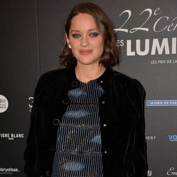 Marion Cotillard, enceinte, à la 22ème cérémonie des Lumières de la presse internationale au Théâtre de la Madeleine à Paris le 30 janvier 2017.