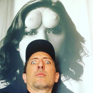 Gad Elmaleh prenant la pose devant un portrait de Marion Cotillard dans les locaux de la société de production "Funny or Die" à Los Angeles le 2 mars 2017