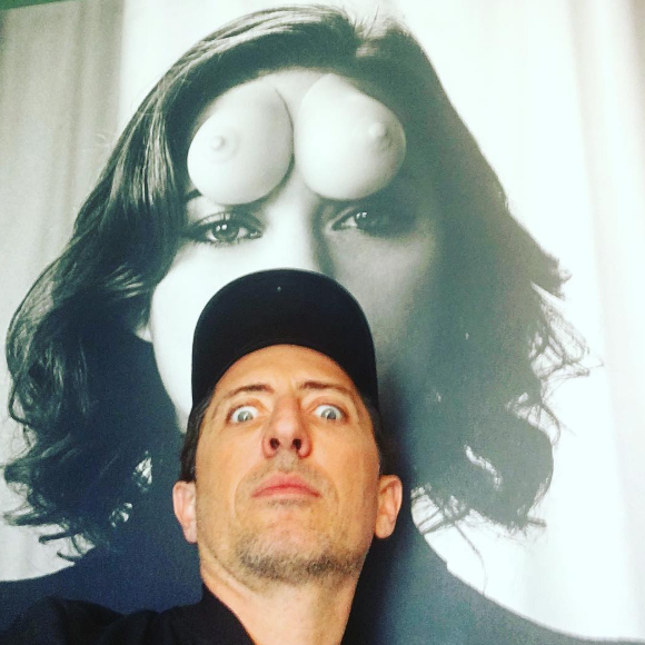 Gad Elmaleh prenant la pose devant un portrait de Marion Cotillard dans les locaux de la société de production "Funny or Die" à Los Angeles le 2 mars 2017