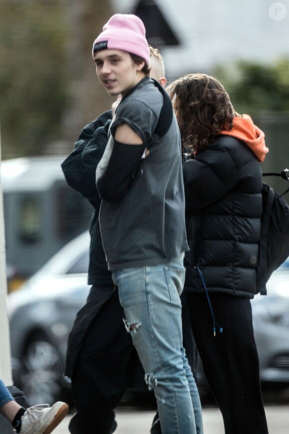 Exclusif - Brooklyn Beckham, blessé, le bras gauche en écharpe, avec ses amis dans la rue à Londres le 23 février 2017.
