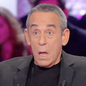 Thierry Ardisson hypnotisé par Messmer : Florence Foresti prend sa place. Emission "Salut les Terriens !" sur C8. Le 4 mars 2017.