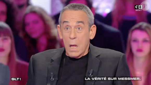 Thierry Ardisson hypnotisé par Messmer : Florence Foresti prend sa place. Emission "Salut les Terriens !" sur C8. Le 4 mars 2017.