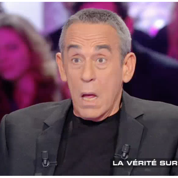 Thierry Ardisson hypnotisé par Messmer : Florence Foresti prend sa place. Emission "Salut les Terriens !" sur C8. Le 4 mars 2017.