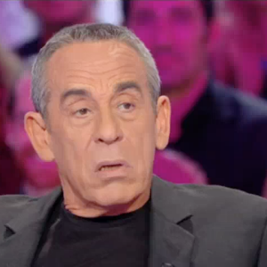 Thierry Ardisson hypnotisé par Messmer : Florence Foresti prend sa place. Emission "Salut les Terriens !" sur C8. Le 4 mars 2017.