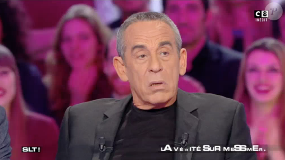 Thierry Ardisson hypnotisé par Messmer : Florence Foresti prend sa place. Emission "Salut les Terriens !" sur C8. Le 4 mars 2017.