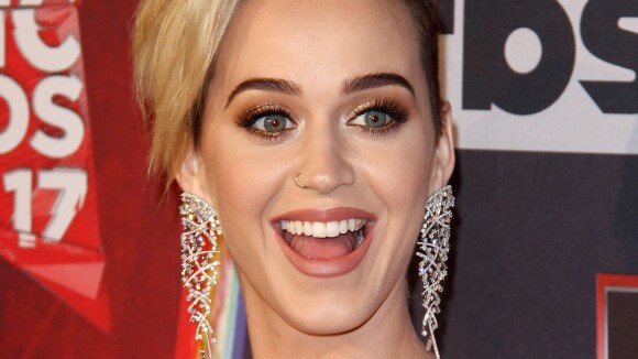 Katy Perry : Des sourires impeccables sur tapis rouge ? Pas vraiment...