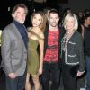 Matt Lattanzi (ancien mari de Olivia Newton-John), Chloe Lattanzi et son compagnon James Driskill, Olivia Newton-John  à la Première du film "Syfy's 'Dead 7" à Los Angeles le 1er avril 2016.
