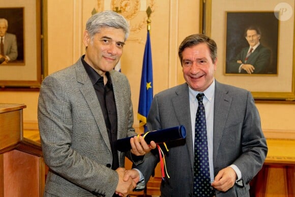 L'acteur Georges Corraface s'est vu remettre le titre de Citoyen d'honneur de la Ville d'Athènes par le maire Georges Kaminis lors d'une cérémonie à la mairie de la capitale grecque le 6 mars 2017. © Aristidis Vafeiadakis via ZUMA Wire / Bestimage